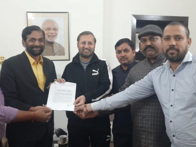 Union Ministers present to Thane office bearers for official release of 'Newspaper Vendor Day' | शासनाने ‘वृत्तपत्र विक्रेता दिन’ अधिकृतरित्या जाहीर करण्यासाठी केंद्रीय मंत्र्याना पदाधिकाऱ्यांचे साकडे Union Ministers present to Thane office bearers for official release of 'Newspaper Vendor Day' | शासनाने ‘वृत्तपत्र विक्रेता दिन’ अधिकृतरित्या जाहीर करण्यासाठी केंद्रीय मंत्र्याना पदाधिकाऱ्यांचे साकडे