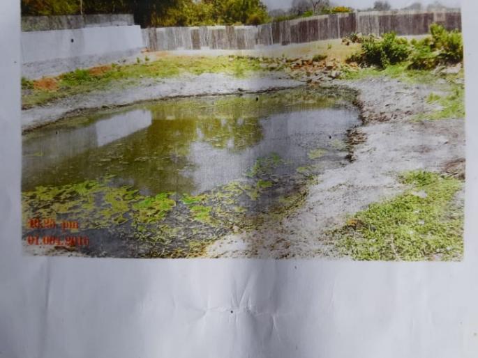 Theft of the pond of the Versace villagers by throwing the soil filled; Complaint with the collector, police | मातीचा भराव टाकून वरसावे गावकऱ्यांच्या तलावाची चोरी; जिल्हाधिकाऱ्यांसह पोलिसात तक्रार