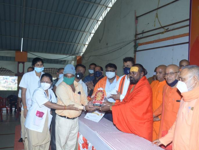 Triumph's Niranjani Arena honors Corona Warriors | त्र्यंबकच्या निरंजनी आखाड्यातर्फे कोरोना योद‌्ध्यांचा गौरव