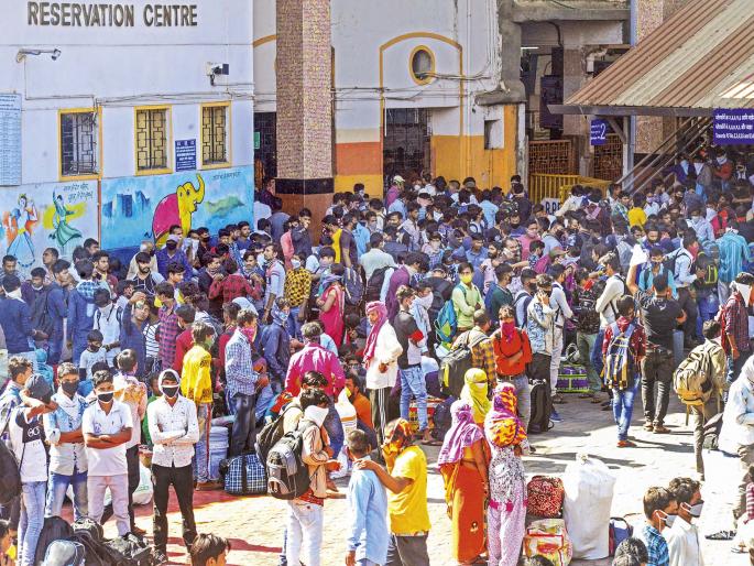 closed in the homes and Homeless migrates | घरातले स्थानबद्ध आणि बेघर स्थलांतरित closed in the homes and Homeless migrates | घरातले स्थानबद्ध आणि बेघर स्थलांतरित