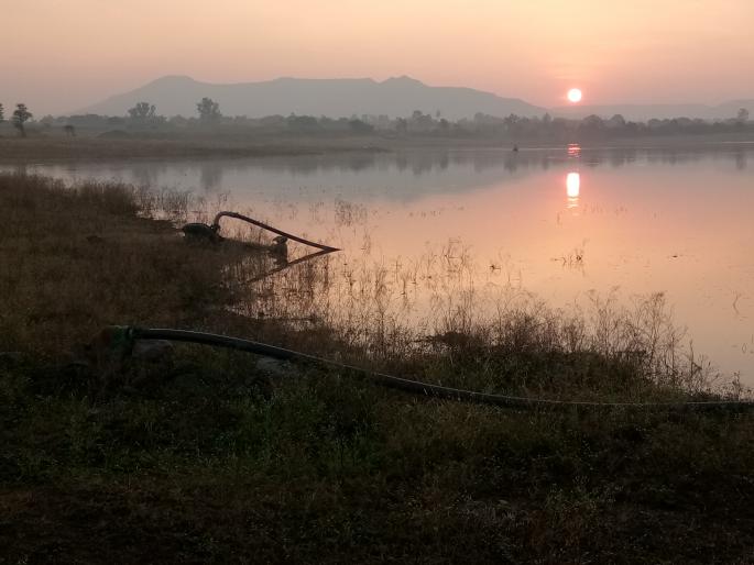 Satara: Water from the Tillera lake, the water rises, the water level decreases: water scarcity in three villages; Use of electric cars | सातारा : तळहिरा तलावातून पाण्याची राजरोस चोरी, पाणीसाठा खालावला : तीन गावांत पाणी टंचाईचे सावट; इलेक्ट्रिक मोटारीचा वापर Satara: Water from the Tillera lake, the water rises, the water level decreases: water scarcity in three villages; Use of electric cars | सातारा : तळहिरा तलावातून पाण्याची राजरोस चोरी, पाणीसाठा खालावला : तीन गावांत पाणी टंचाईचे सावट; इलेक्ट्रिक मोटारीचा वापर