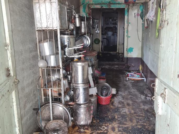 Two houses set on fire due to short circuit at Parola | पारोळा येथे शॉर्ट सर्किटने दोन घरांना आग, तीन लाखांंचे नुकसान