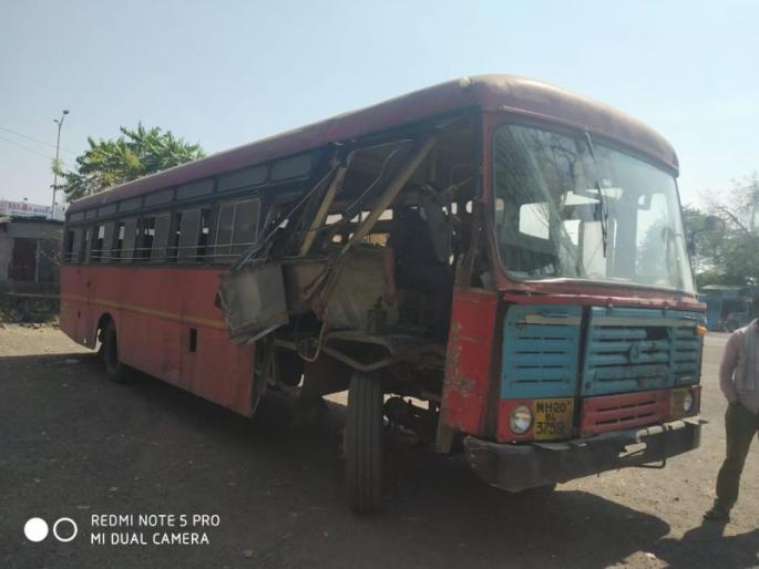 S. of tractor on Valwadi road. T. Just hit | वलवाडी रस्त्यावर ट्रॅक्टरची एस. टी. बसला धडक S. of tractor on Valwadi road. T. Just hit | वलवाडी रस्त्यावर ट्रॅक्टरची एस. टी. बसला धडक
