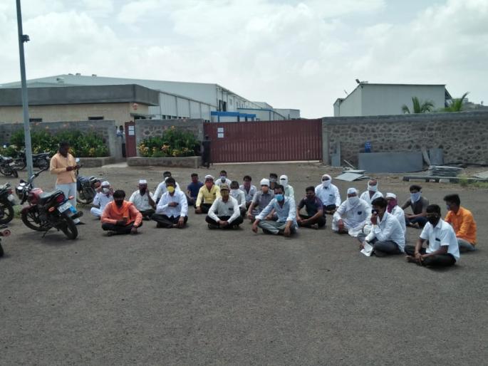 Payment of checks by the company to the defrauded farmers | फसवणूक झालेल्या शेतकऱ्यांना कंपनीकडून धनादेश अदा Payment of checks by the company to the defrauded farmers | फसवणूक झालेल्या शेतकऱ्यांना कंपनीकडून धनादेश अदा