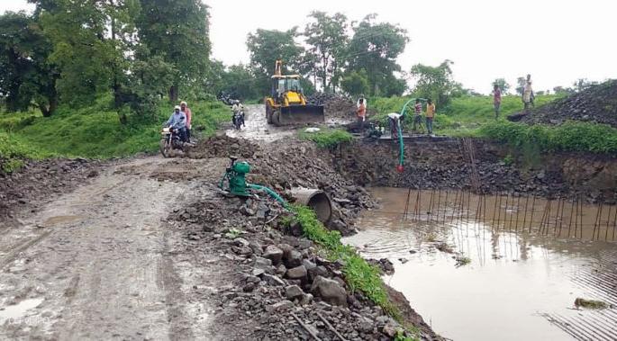 The road from Medashi to Dawa Palkhi is dangerous! | मेडशी ते डव्हा पालखी रस्ता ठरतोय धोकदायक! The road from Medashi to Dawa Palkhi is dangerous! | मेडशी ते डव्हा पालखी रस्ता ठरतोय धोकदायक!
