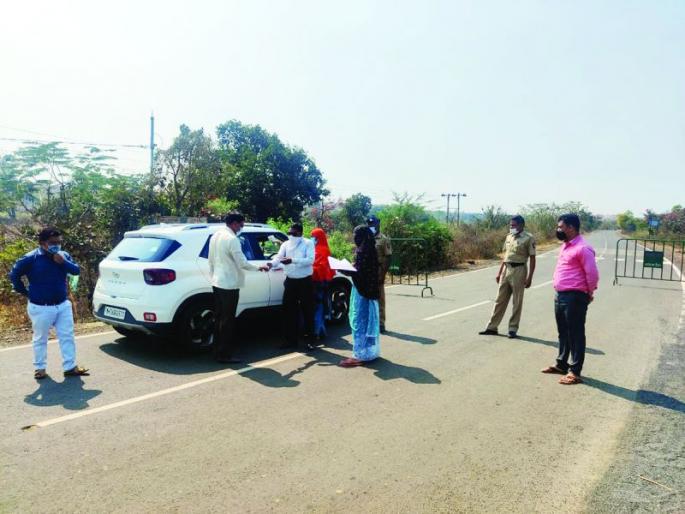 Checkpost again at Washim district border to stop Corona | कोरोना रोखण्यासाठी वाशिम जिल्हा सीमेवर पुन्हा चेकपोस्ट Checkpost again at Washim district border to stop Corona | कोरोना रोखण्यासाठी वाशिम जिल्हा सीमेवर पुन्हा चेकपोस्ट