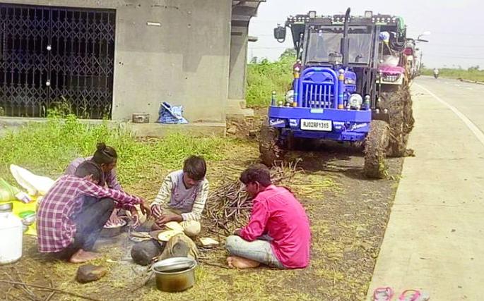 Labours from other Eating and sleeping in the open in Washim District | पोटाची खळगी भरण्यासाठी उघड्यावर खाणेपिणे अन् झोपणे!  Labours from other Eating and sleeping in the open in Washim District | पोटाची खळगी भरण्यासाठी उघड्यावर खाणेपिणे अन् झोपणे!