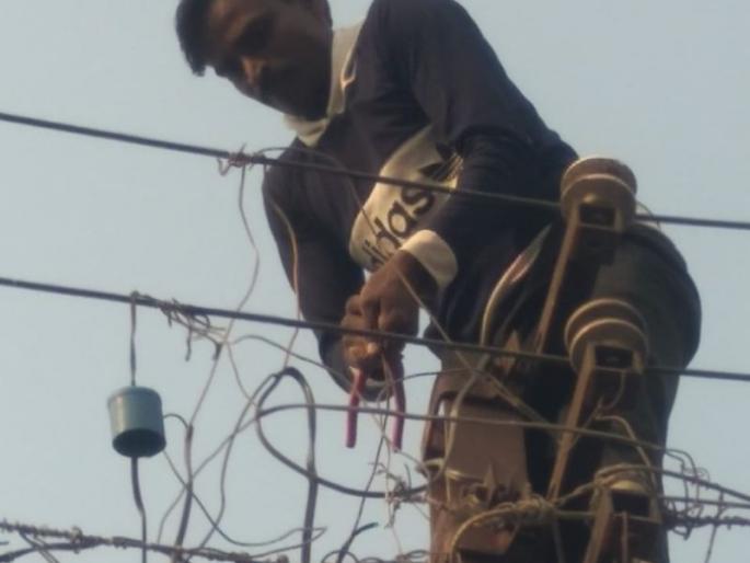 Use of private individuals to interrupt power supply | वीजपुरवठा खंडित करण्यासाठी खासगी व्यक्तींचा वापर  Use of private individuals to interrupt power supply | वीजपुरवठा खंडित करण्यासाठी खासगी व्यक्तींचा वापर