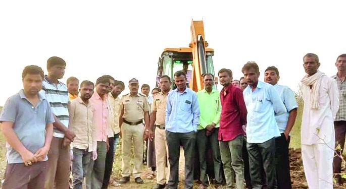 Finally, the road to Dhanora farmland was cleared in police settlement | अखेर पोलीस बंदोबस्तात धानोरा शेतशिवारातील रस्ता झाला मोकळा Finally, the road to Dhanora farmland was cleared in police settlement | अखेर पोलीस बंदोबस्तात धानोरा शेतशिवारातील रस्ता झाला मोकळा