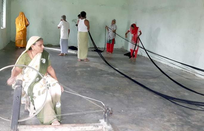 Gandhiji's Charkha spinning for Pola festival | गांधीजींच्या चरख्यावर पोळ्यासाठी बैलाचे खास वेसण Gandhiji's Charkha spinning for Pola festival | गांधीजींच्या चरख्यावर पोळ्यासाठी बैलाचे खास वेसण