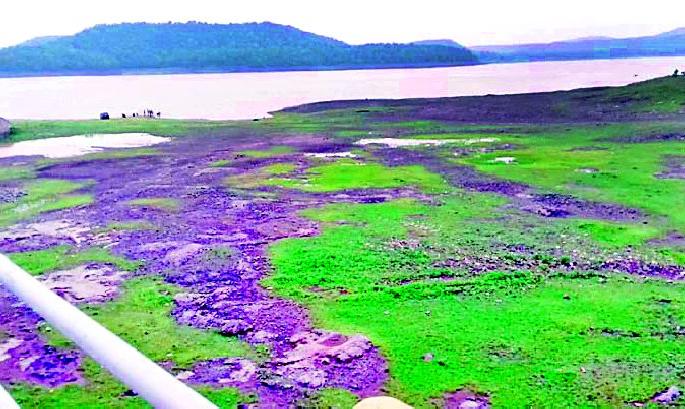 Eleven water reservoirs at the bottom | अकरा जलाशयातील पाणीसाठा तळालाच