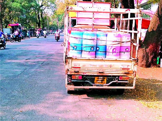 Mineral water business in short duration | टंचाईच्या काळात मिनरल वॉटरचा धंदा फोफावला Mineral water business in short duration | टंचाईच्या काळात मिनरल वॉटरचा धंदा फोफावला