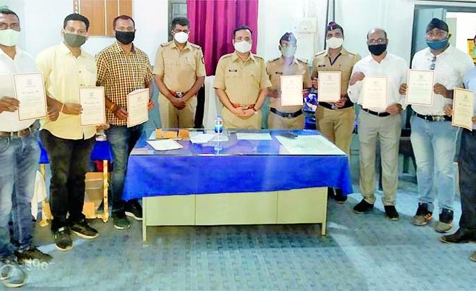 The two resort to looting to repay the money lost in gambling | जुगारात हरलेली रक्कम फेडण्यासाठी अवलंबिला दोघांनी लुटमारीचा मार्ग The two resort to looting to repay the money lost in gambling | जुगारात हरलेली रक्कम फेडण्यासाठी अवलंबिला दोघांनी लुटमारीचा मार्ग