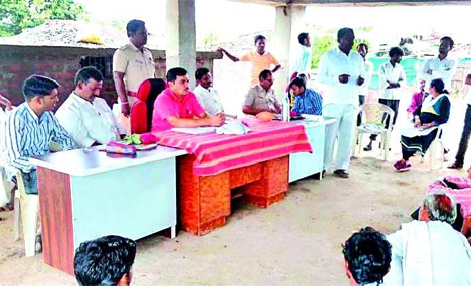 On one hand, the cases of 42 farmers took place on the same day | एकाच दिवशी ४२ शेतकऱ्यांची प्रकरणे निकाली On one hand, the cases of 42 farmers took place on the same day | एकाच दिवशी ४२ शेतकऱ्यांची प्रकरणे निकाली