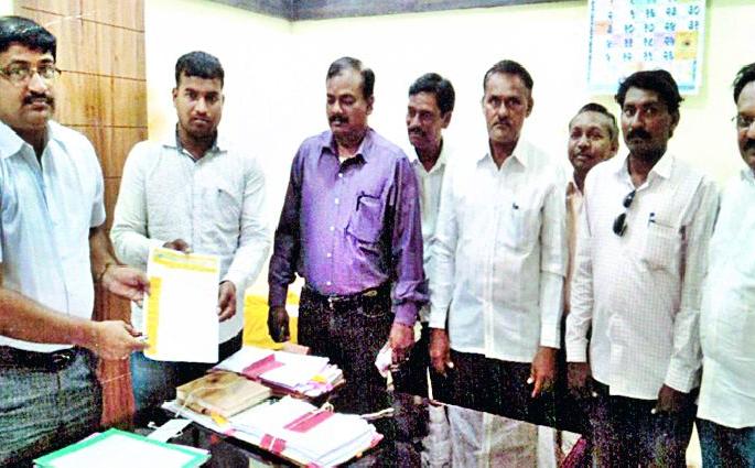 Due to the eligible tribals, the government employees, the pensioners, the homeowners | पात्र आदिवासींना डावलून शासकीय कर्मचारी, पेन्शनधारकांना घरकूल Due to the eligible tribals, the government employees, the pensioners, the homeowners | पात्र आदिवासींना डावलून शासकीय कर्मचारी, पेन्शनधारकांना घरकूल