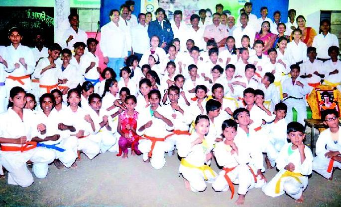 Karate makes this game physically capable for students | कराटे हा खेळ विद्यार्थ्यांना शारीरिकदृष्ट्या सक्षम बनवते
