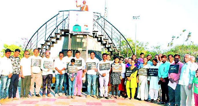 Opposition to Gandhi Zilla for war-related politics | युद्धाभिमुख राजकारणाला गांधी जिल्ह्याचा विरोध Opposition to Gandhi Zilla for war-related politics | युद्धाभिमुख राजकारणाला गांधी जिल्ह्याचा विरोध