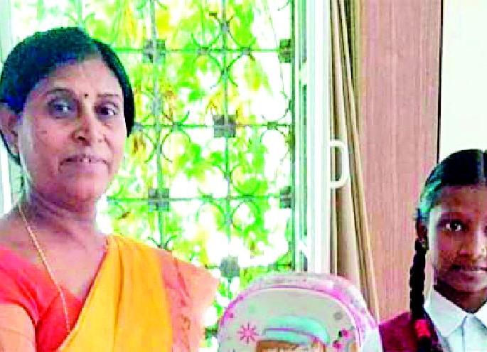 Student's honesty; Printer loads | विद्यार्थिनीचा प्रामाणिकपणा; प्राचार्या भारावल्या