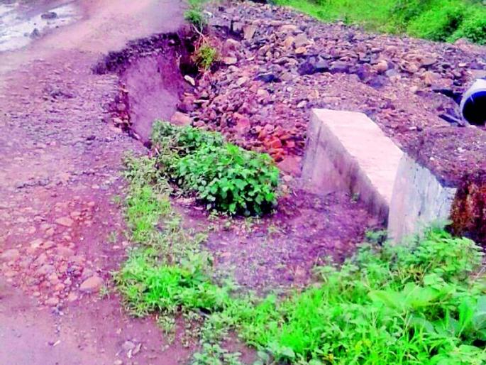 Due to lack of funds, the bridge has been repaired | निधी नसल्याने पुलाची दुरूस्ती रखडली Due to lack of funds, the bridge has been repaired | निधी नसल्याने पुलाची दुरूस्ती रखडली