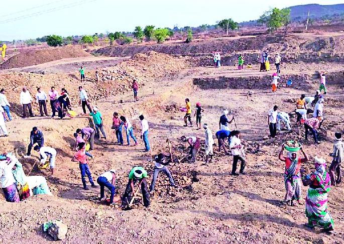 Shramadan of the small town along with ex-soldiers for water in Kanchanpur | कंचनपूर येथे पाण्यासाठी माजी सैनिकांसह चिमुकल्यांचे श्रमदान