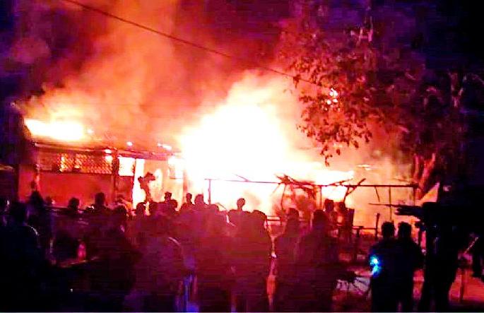 The farmer's goddamshane goddamn fire | शेतकऱ्याच्या गोदामाला भीषण आग The farmer's goddamshane goddamn fire | शेतकऱ्याच्या गोदामाला भीषण आग