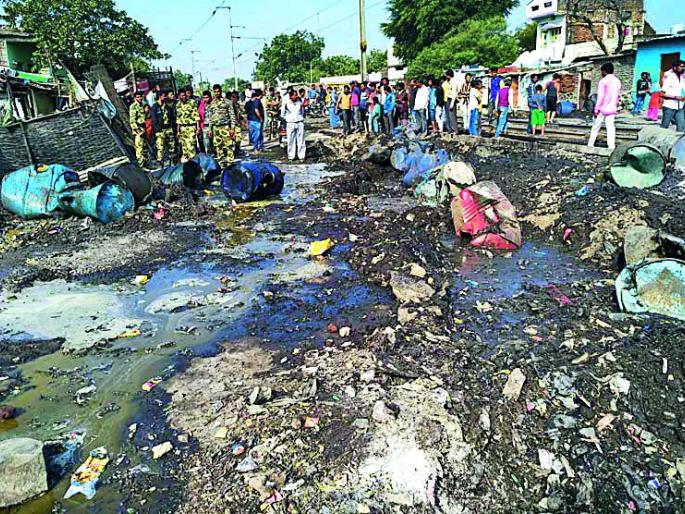 Poor liquor barbed in the railroad rail | रेल्वे रूळामध्ये दडवलेला दारूसाठा नष्ट