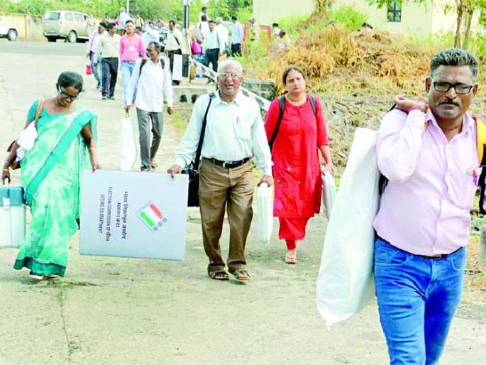 Maharashtra Election 2019 ; Leaving 'polling' parties with literature | Maharashtra Election 2019 ; साहित्य घेऊन ‘पोलिंग’ पार्ट्या रवाना Maharashtra Election 2019 ; Leaving 'polling' parties with literature | Maharashtra Election 2019 ; साहित्य घेऊन ‘पोलिंग’ पार्ट्या रवाना