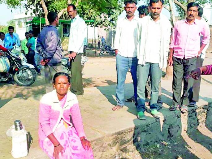 Woman sells liquor at the outpost for liquor | वायफडच्या दारुबंदीसाठी महिलेने चौकातच विकली दारु Woman sells liquor at the outpost for liquor | वायफडच्या दारुबंदीसाठी महिलेने चौकातच विकली दारु
