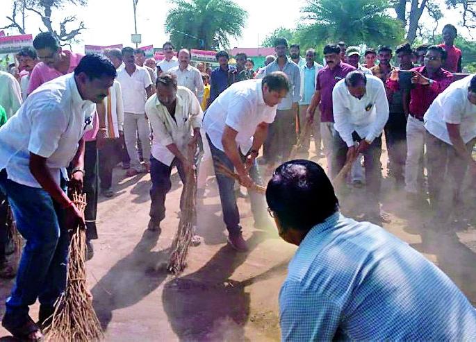 Tribal people will develop the village | आदिवासी बहुल गावाचा विकास साधणार Tribal people will develop the village | आदिवासी बहुल गावाचा विकास साधणार