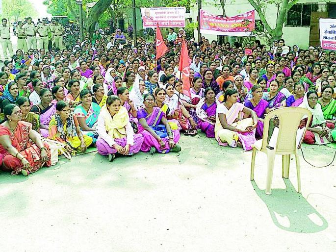 To protect the Anganwadi sevikas against the government decision | शासन निर्णयाविरोधात अंगणवाडी सेविकांचे धरणे To protect the Anganwadi sevikas against the government decision | शासन निर्णयाविरोधात अंगणवाडी सेविकांचे धरणे