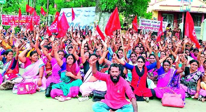 Anganwadi workers aggressive | अंगणवाडी कर्मचारी आक्रमक Anganwadi workers aggressive | अंगणवाडी कर्मचारी आक्रमक