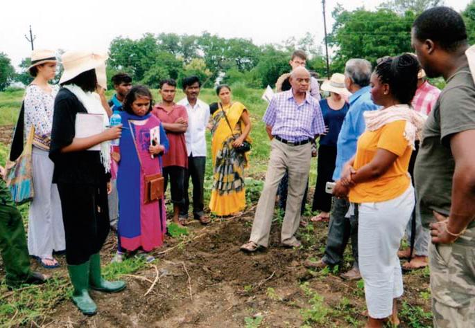 Students from South Africa take lessons in Indian farming | दक्षिण आफ्रिकेतील विद्यार्थ्यांनी घेतले भारतीय शेतीचे धडे Students from South Africa take lessons in Indian farming | दक्षिण आफ्रिकेतील विद्यार्थ्यांनी घेतले भारतीय शेतीचे धडे