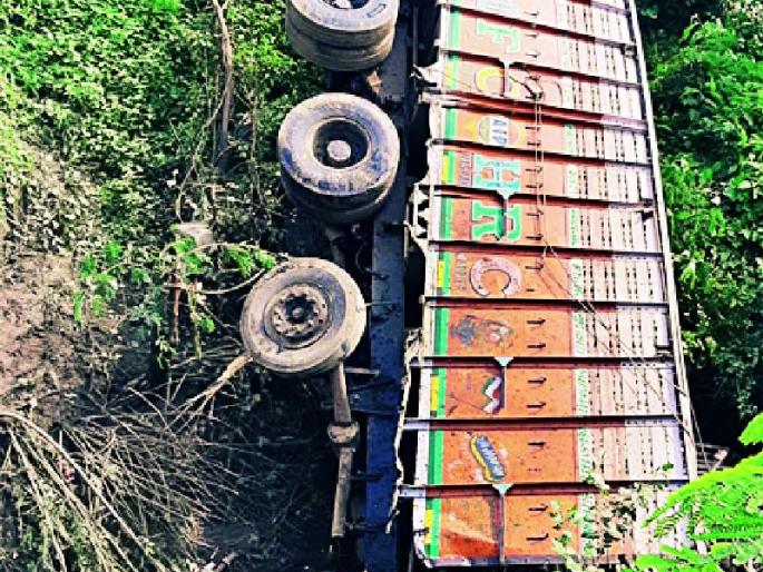 Loaded truck into canal; One killed | भरधाव ट्रक पडला कालव्यात; एक ठार Loaded truck into canal; One killed | भरधाव ट्रक पडला कालव्यात; एक ठार