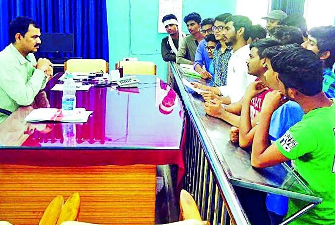 Barricades on the flight bridge | उड्डाण पुलावर बॅरिकेटस् लावा Barricades on the flight bridge | उड्डाण पुलावर बॅरिकेटस् लावा