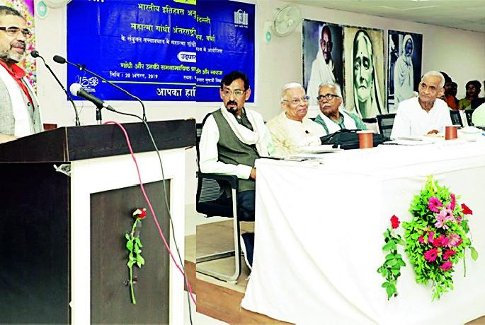 Mahatma Gandhi's thinking vision is relevant to the world | महात्मा गांधींची विचार दृष्टी जगासाठी प्रासंगिक Mahatma Gandhi's thinking vision is relevant to the world | महात्मा गांधींची विचार दृष्टी जगासाठी प्रासंगिक