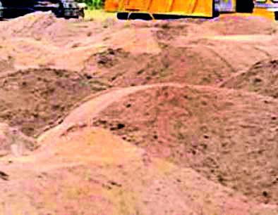 A bridge over the sand in Devli taluka changed overnight | देवळी तालुक्यात रातोरात बदलले वाळूसाठ्याचे ब्रास A bridge over the sand in Devli taluka changed overnight | देवळी तालुक्यात रातोरात बदलले वाळूसाठ्याचे ब्रास