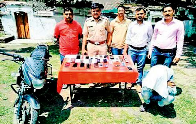 Three years of arrest in cash from the ATM | एटीएममधून रोकड लांबविणाºया तिघांना अटक Three years of arrest in cash from the ATM | एटीएममधून रोकड लांबविणाºया तिघांना अटक