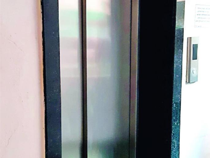 Elevator of ZP in the water | झेडपीतील लिफ्ट पाण्यात Elevator of ZP in the water | झेडपीतील लिफ्ट पाण्यात