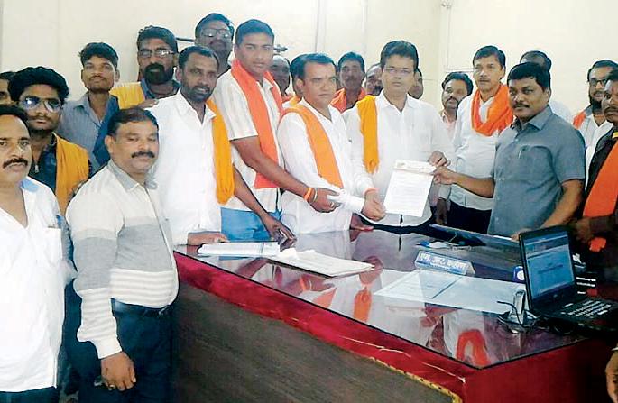 On Shivsena road against Bharrinamya with inflation | महागाईसह भारनियमनाच्या विरोधात शिवसेना रस्त्यावर