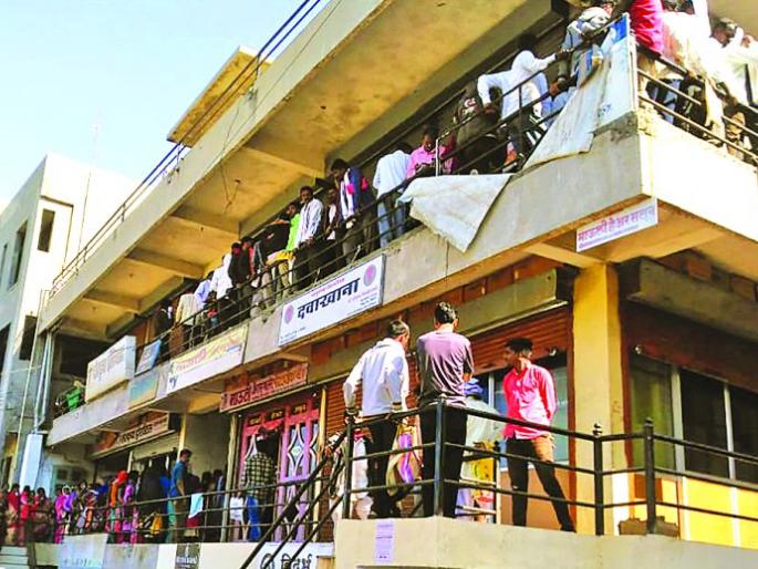 Crowd of construction workers to register | बांधकाम कामगारांची नोंदणीसाठी उडाली झुंबड! Crowd of construction workers to register | बांधकाम कामगारांची नोंदणीसाठी उडाली झुंबड!