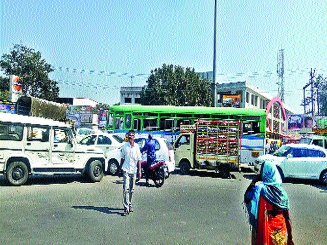 Traffic headaches persist | वाहतूक कोंडीची डोकेदुखी कायम Traffic headaches persist | वाहतूक कोंडीची डोकेदुखी कायम