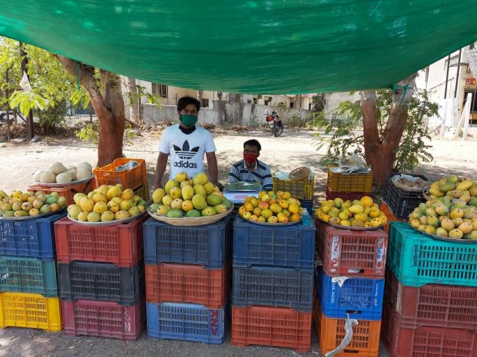 Many changed the traditional occupation for the stomach | पोटासाठी अनेकांनी बदलला पारंपरिक व्यवसाय Many changed the traditional occupation for the stomach | पोटासाठी अनेकांनी बदलला पारंपरिक व्यवसाय
