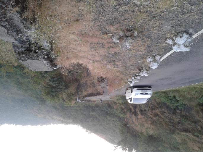 A breakthrough in the Yataveshwar Ghat on the Satara-Kas road | सातारा-कास मार्गावरील यवतेश्वर घाटातील कठड्यांनाही भगदाड A breakthrough in the Yataveshwar Ghat on the Satara-Kas road | सातारा-कास मार्गावरील यवतेश्वर घाटातील कठड्यांनाही भगदाड