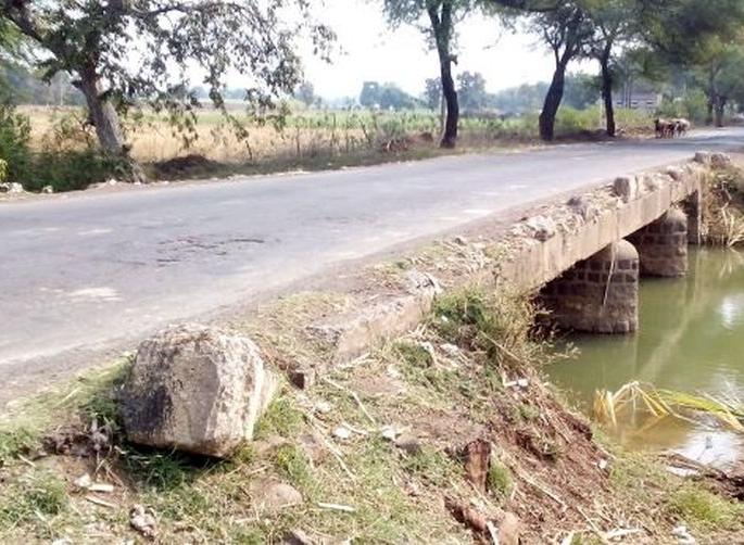 Public construction in rural Maharashtra is incomplete | ग्रामीण महाराष्ट्रातील सार्वजनिक बांधकामे अर्धवट Public construction in rural Maharashtra is incomplete | ग्रामीण महाराष्ट्रातील सार्वजनिक बांधकामे अर्धवट