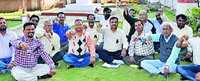 Baidi workshop in the district | जिल्हाभरातील बीडीओंचे कामबंद Baidi workshop in the district | जिल्हाभरातील बीडीओंचे कामबंद