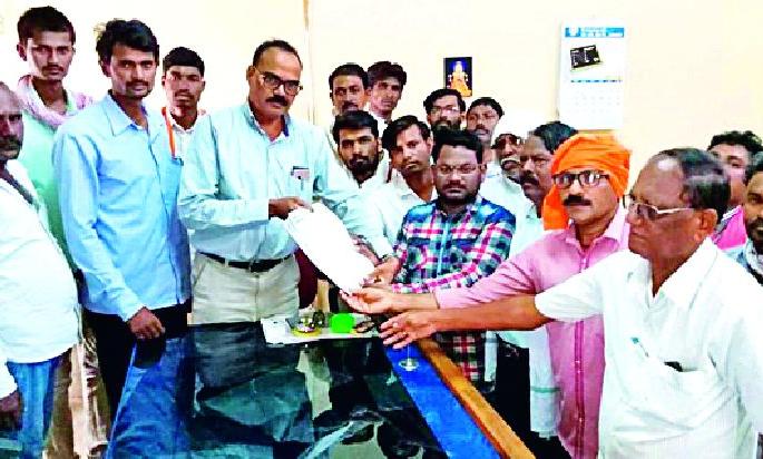 Pusad's 'Tha' Thackeray was arrested | पुसदच्या ‘त्या’ ठाणेदाराला अटक करा Pusad's 'Tha' Thackeray was arrested | पुसदच्या ‘त्या’ ठाणेदाराला अटक करा