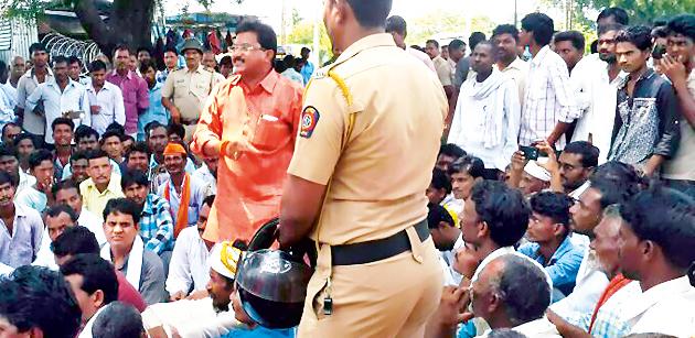 A citizen on the mahaha landed on the road | मोहदा येथे नागरिक रस्त्यावर उतरले A citizen on the mahaha landed on the road | मोहदा येथे नागरिक रस्त्यावर उतरले