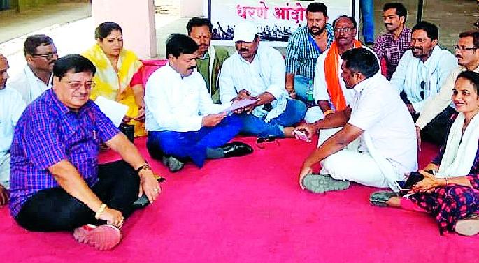 Allot Councilors | सर्वपक्षीय नगरसेवकांचे धरणे Allot Councilors | सर्वपक्षीय नगरसेवकांचे धरणे