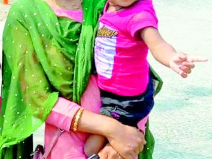 Teacher commits suicide by embracing one and a half year old Chimukali | दीड वर्षाच्या चिमुकलीला कवटाळून शिक्षकेची विहिरीत आत्महत्या Teacher commits suicide by embracing one and a half year old Chimukali | दीड वर्षाच्या चिमुकलीला कवटाळून शिक्षकेची विहिरीत आत्महत्या