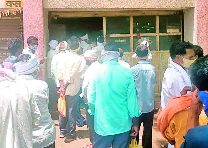 Farmers, however, are at loggerheads with the District Bank Director | जिल्हा बँक संचालकांच्या वादात शेतकरी मात्र वाऱ्यावर Farmers, however, are at loggerheads with the District Bank Director | जिल्हा बँक संचालकांच्या वादात शेतकरी मात्र वाऱ्यावर